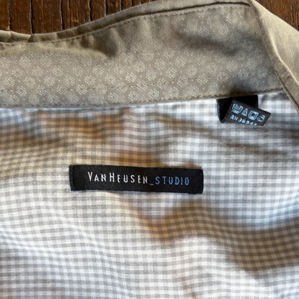 Van Heusen Men's Casual Gray Button Down Shirt - Picture 2 of 4